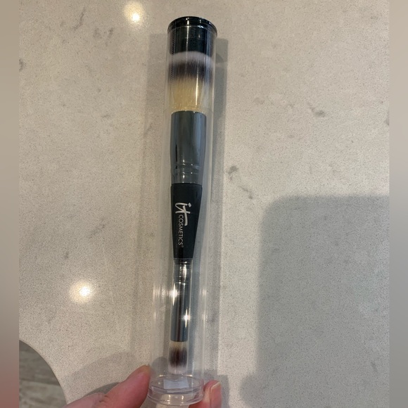 It Cosmetics completion perfection brush - Picture 3 of 3